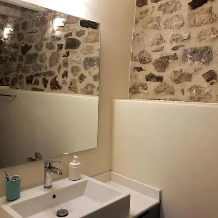 Footpath House / ολόκληρο σπίτι στο μεγάλο χωριό