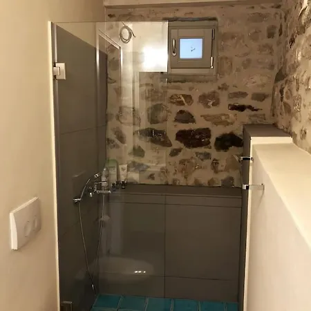 Footpath House / ολόκληρο σπίτι στο μεγάλο χωριό Mega Chorio