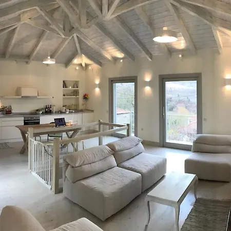 Footpath House / ολόκληρο σπίτι στο μεγάλο χωριό * Mega Chorio