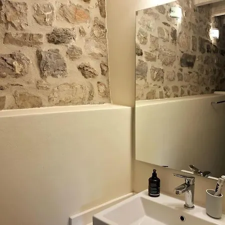 Footpath House / ολόκληρο σπίτι στο μεγάλο χωριό *