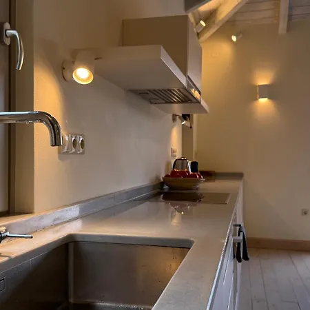 Footpath House / ολόκληρο σπίτι στο μεγάλο χωριό *